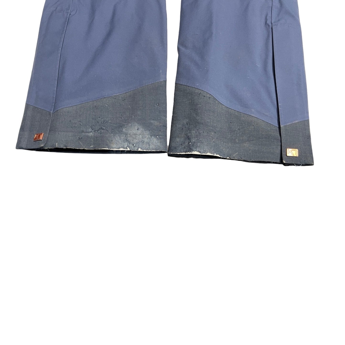 Närbild på slitaget vid bensluten på de blå Kari Traa Backflip skalbyxorna för dam.