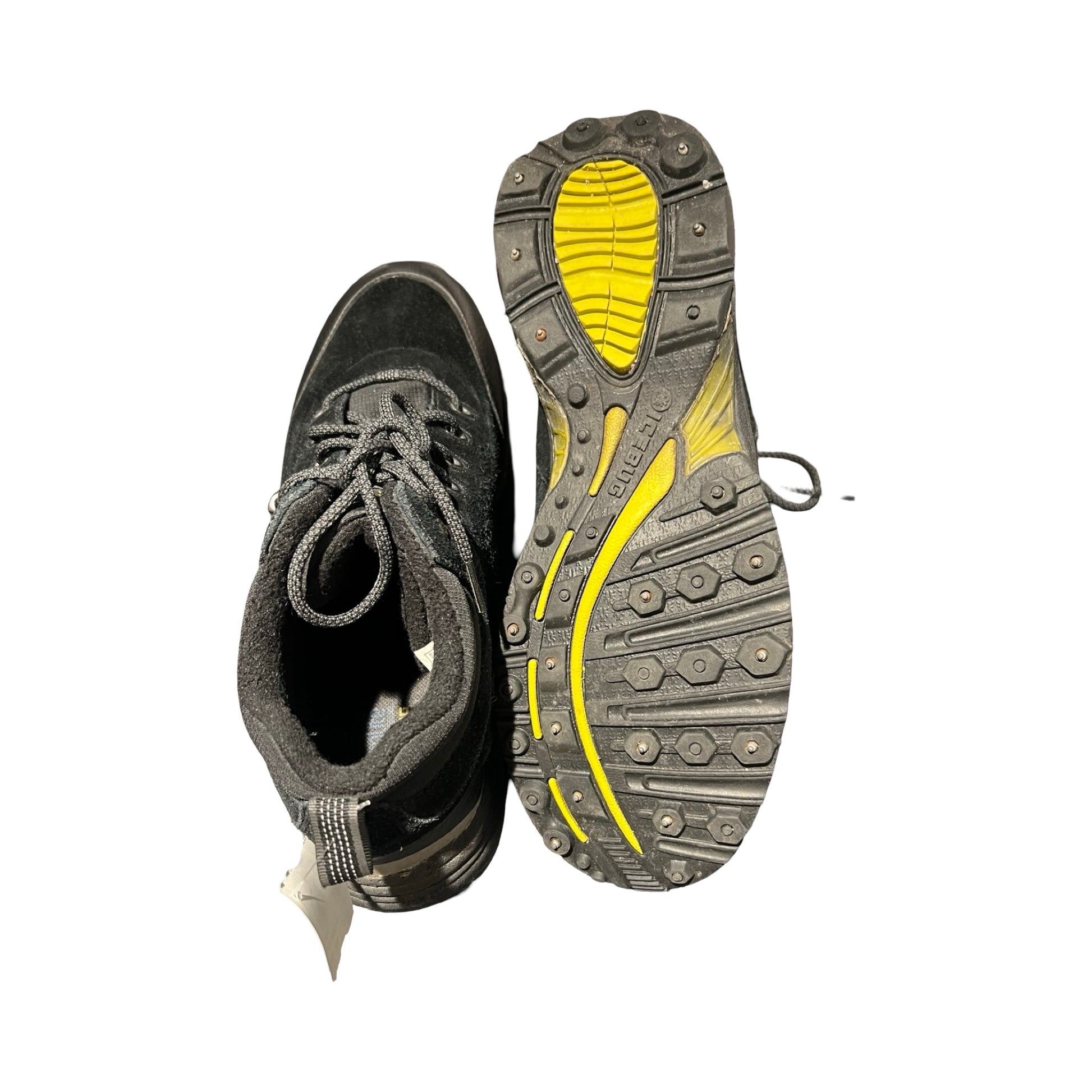 Svarta Icebug Creek3 vandringskängor för herr, där ena kängan visar den dubbade sulan med gula detaljer. Fotograferade mot en vit bakgrund.