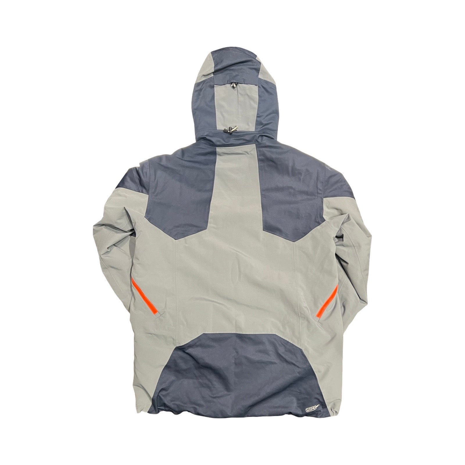 Baksidan av Peak Performance T14 skidjacka för herr i grått och mörkgrått med orangea detaljer.