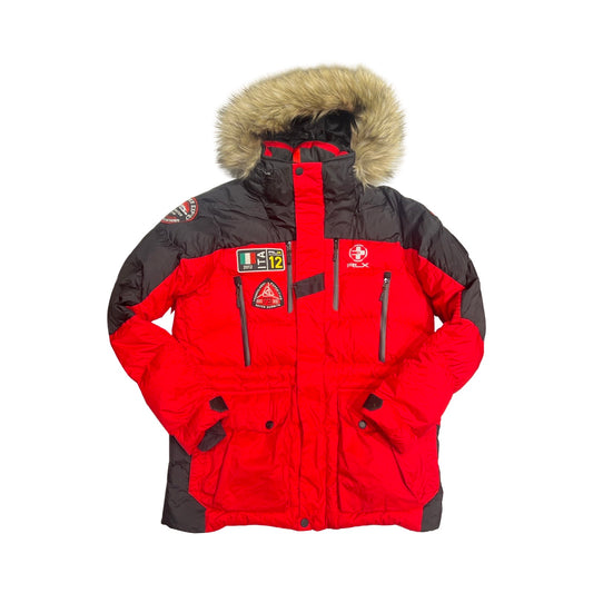 Ralph Lauren RLX Transglobal Expedition parkas för herr i rött och svart, fotograferad framifrån mot en vit bakgrund.