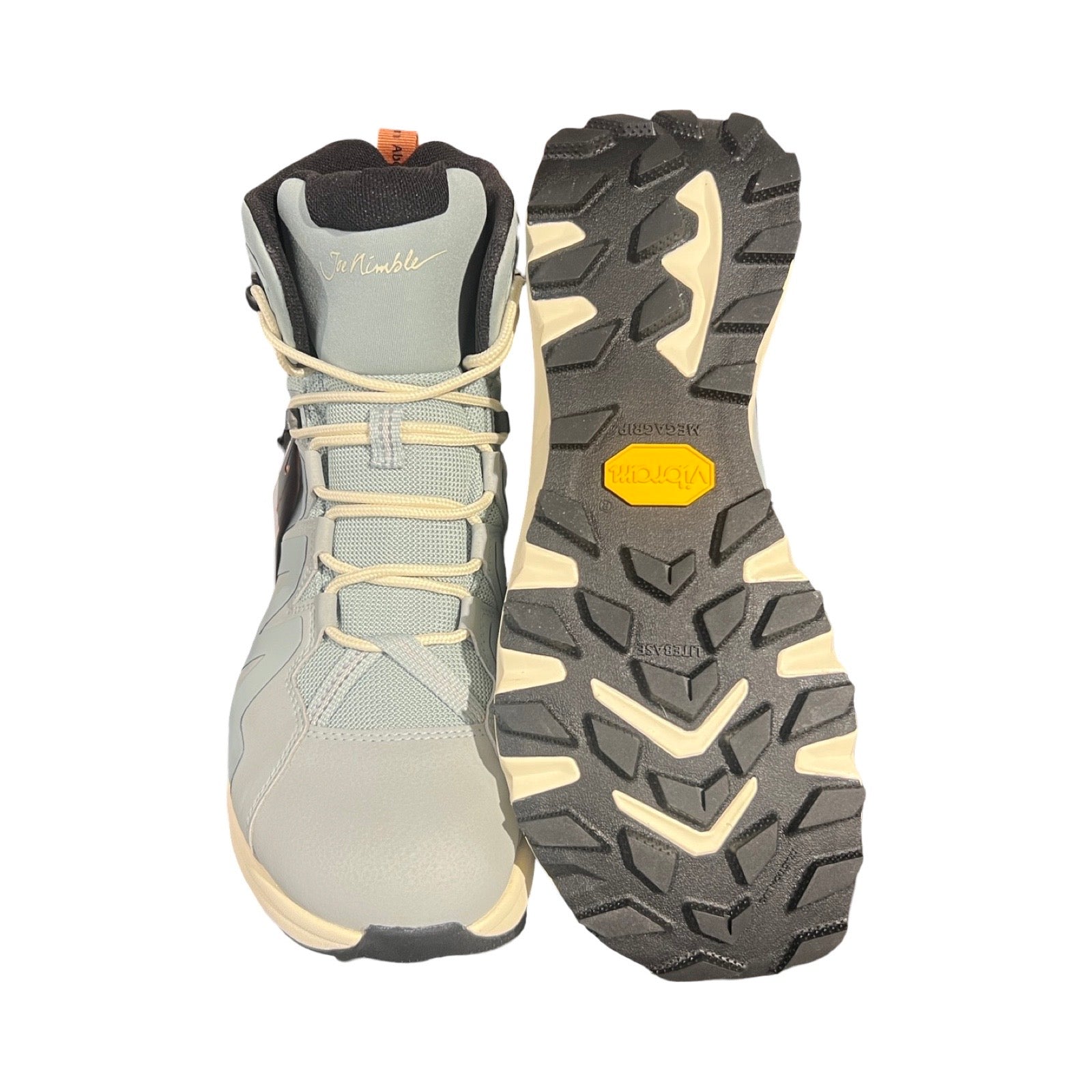 Joe Nimble Mountain Addict vandringskängor för herr i ljusblått, fotograferade mot en vit bakgrund. Ena kängan visar ovansidan och den andra visar Vibram-sulan.