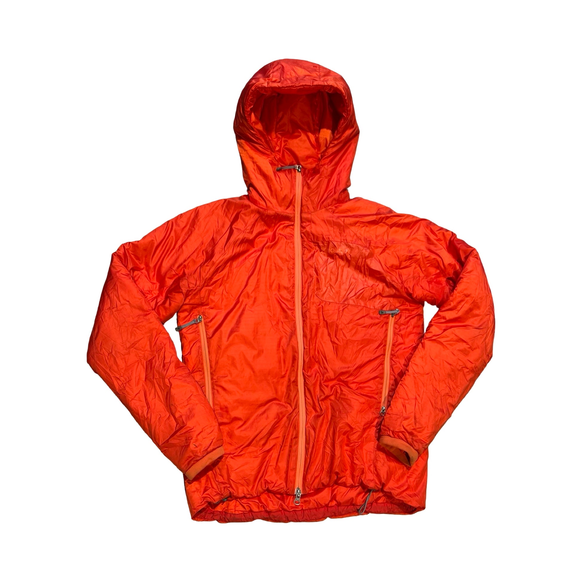 Houdini Primaloft funktionsjacka för dam i orange. Jackan har huva och heldragen dragkedja och är fotograferad framifrån mot en vit bakgrund.