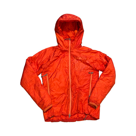 Houdini Primaloft funktionsjacka för dam i orange. Jackan har huva och heldragen dragkedja och är fotograferad framifrån mot en vit bakgrund.