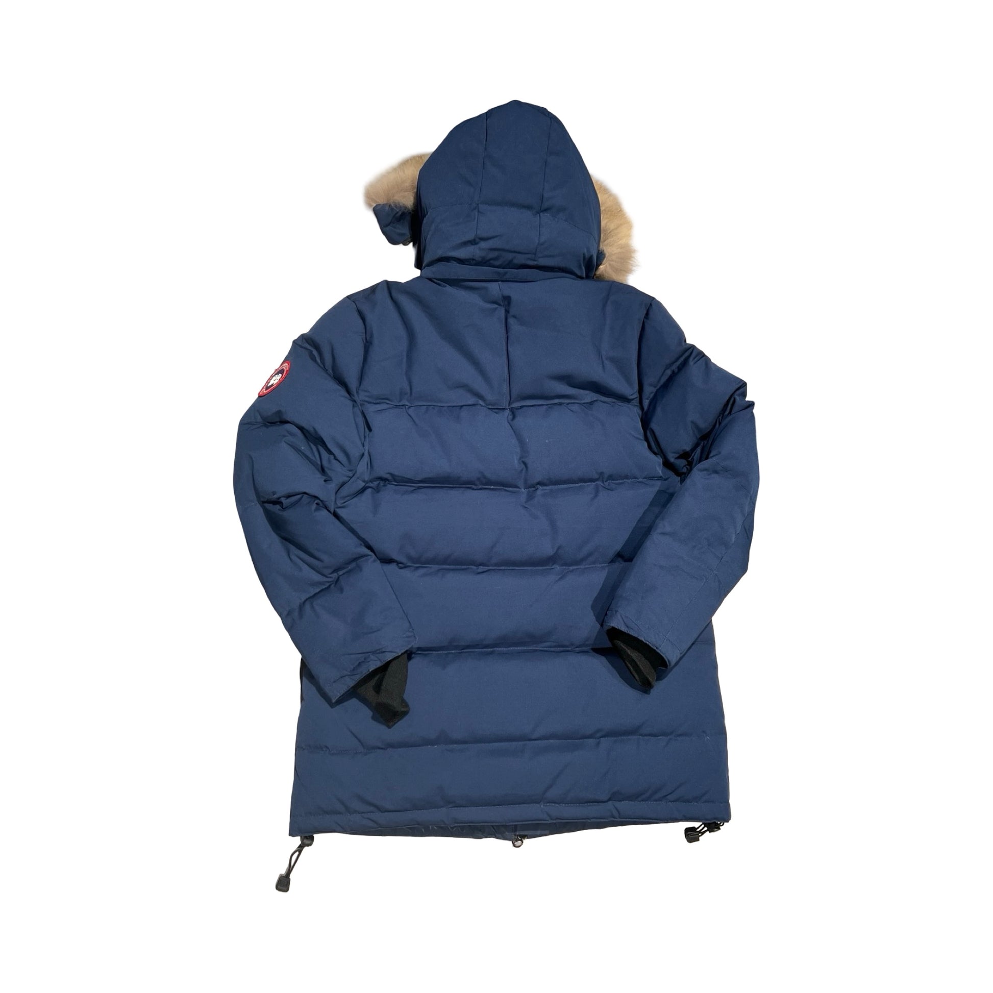 Baksidan av Canada Goose Carson parkas för herr i marinblått, fotograferad mot en vit bakgrund.