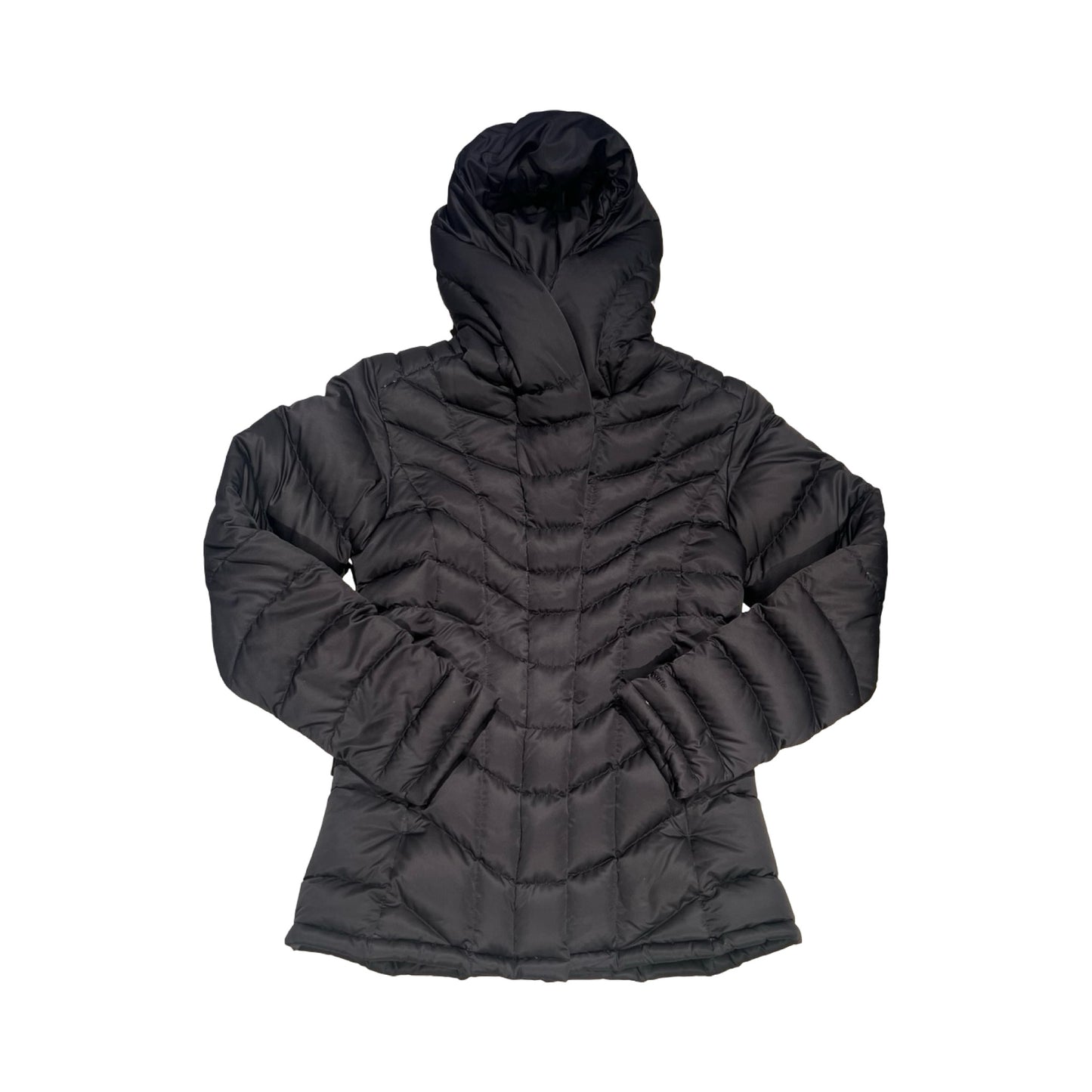 Patagonia dunjacka för dam i svart. Jackan har huva och är fotograferad framifrån mot en vit bakgrund.