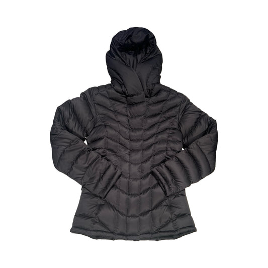 Patagonia dunjacka för dam i svart. Jackan har huva och är fotograferad framifrån mot en vit bakgrund.