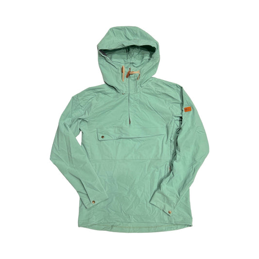 Röyk Rover anorak för dam i grönt. Anoraken har huva och en stor bröstficka och är fotograferad platt mot en vit bakgrund.