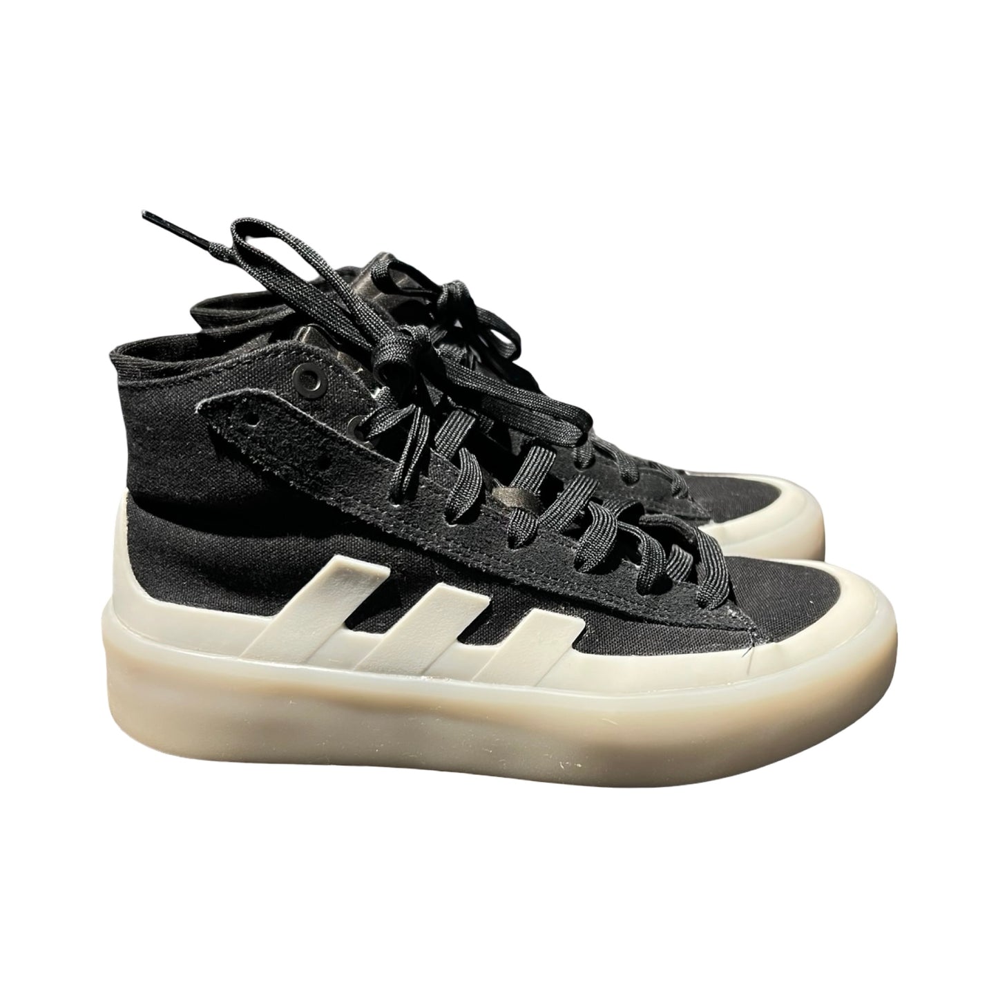 Höga Adidas sneakers för dam i svart med tjock, benvit sula. Skorna är fotograferade från sidan mot en vit bakgrund.