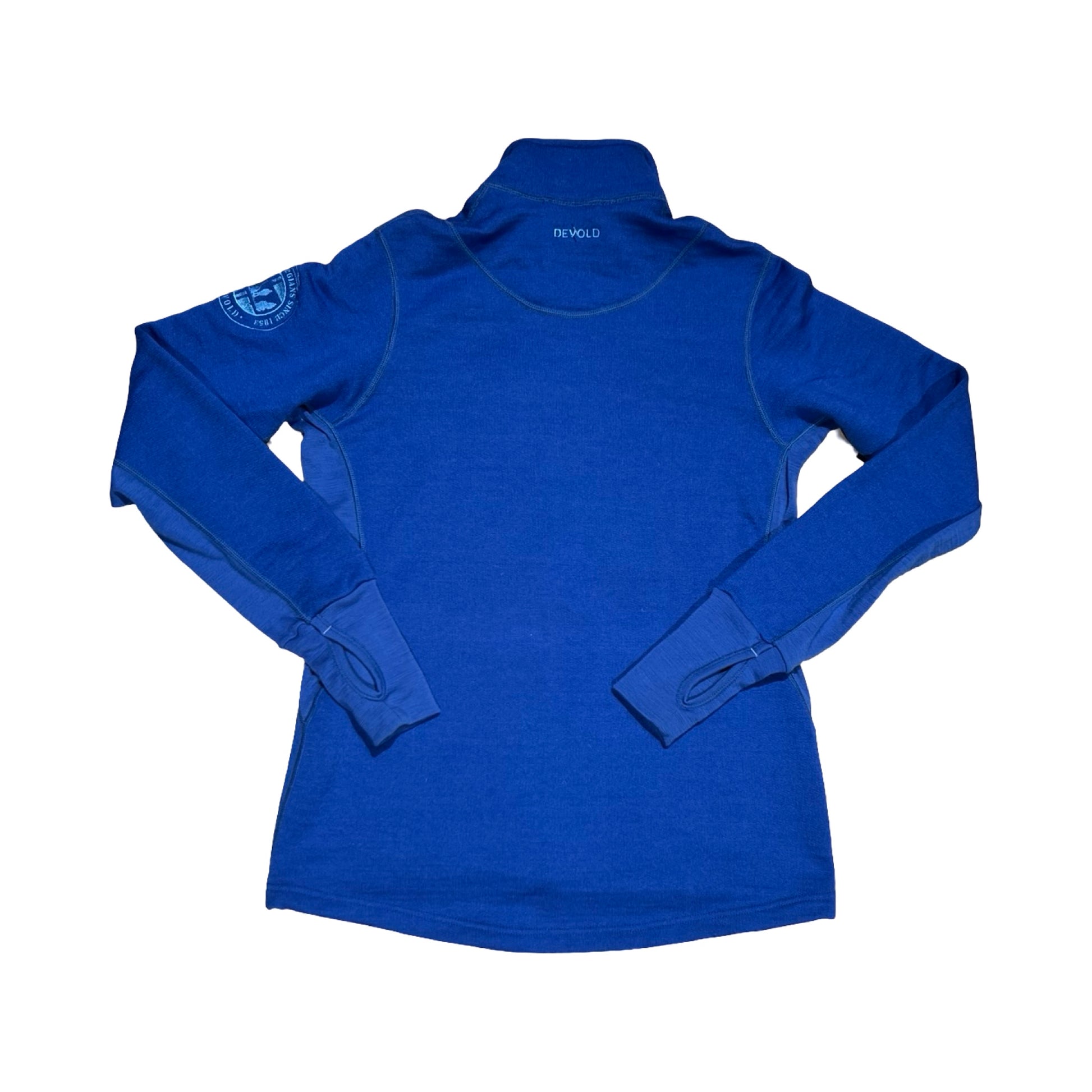 Baksidan av Devold Thermo fleecetröja för dam i blått. Tröjan har en hög krage, logotyp i nacken och ärmar med tumhål, och är fotograferad platt mot en vit bakgrund.