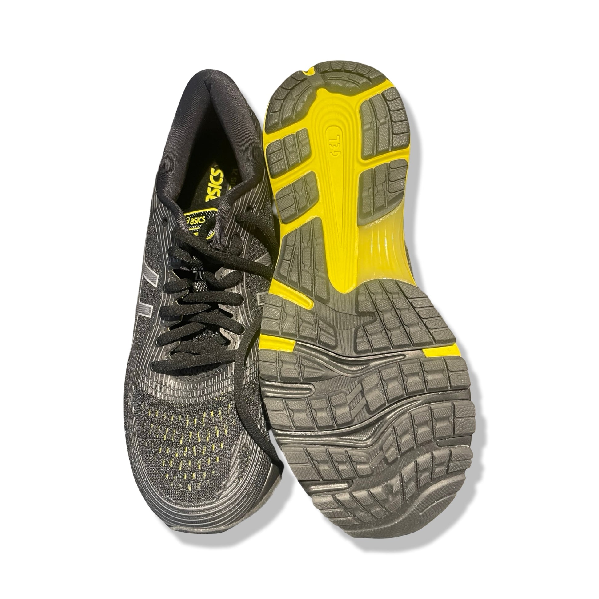 Asics GEL-Nimbus löparskor i svart och gult, där en sko visas uppifrån och den andra visar sulan mot vit bakgrund.