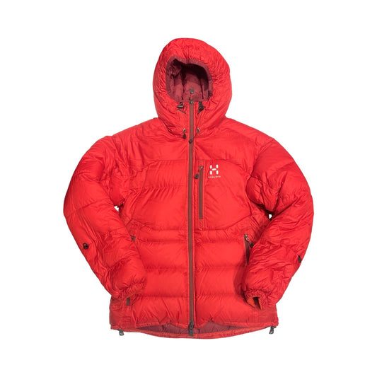 Haglöfs Belay II dunjacka för dam. Jackan har en justerbar huva och heldragen dragkedja och är fotograferad platt framifrån mot en vit bakgrund.