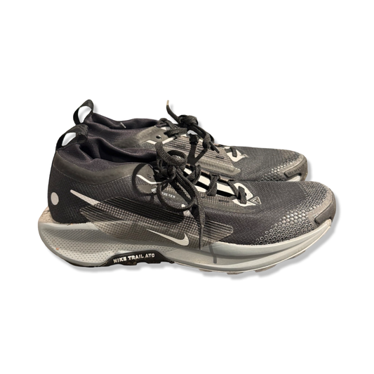 Löparskor Nike Pegasus Trail 5 GTX för herr i svart och grått, fotograferade från sidan mot en vit bakgrund.