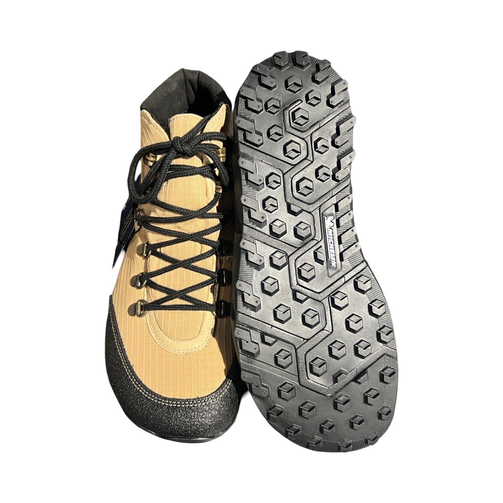 Joe Nimble Wandertoes 2.0 Lite vandringskängor för dam i desertfärg. Bilden visar en känga från ovansidan och den andra kängans svarta Michelin-sula, fotograferade mot en vit bakgrund.