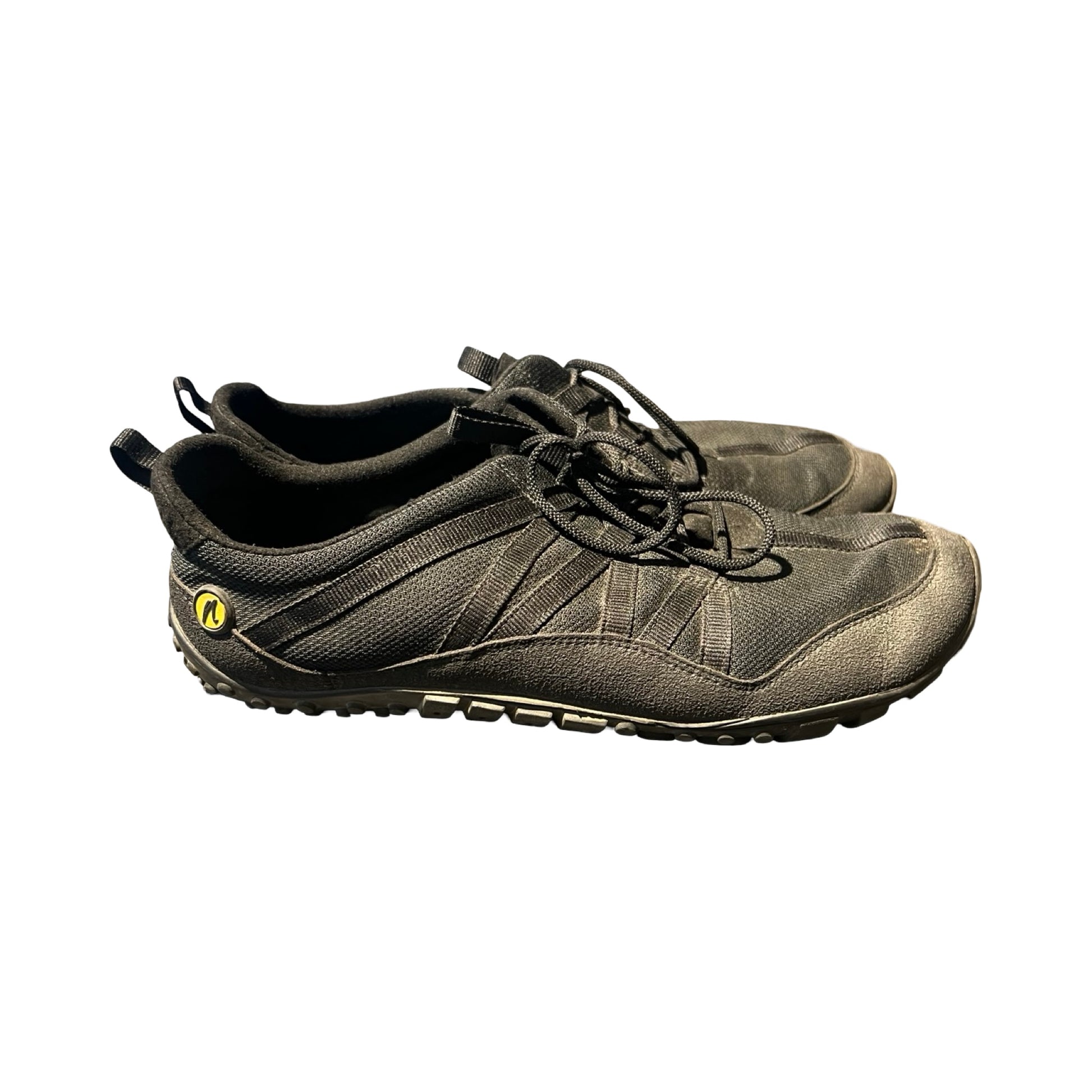 Ett par svarta Joe Nimble Nimble vandringsskor för herr. Skorna visas från sidan mot en vit bakgrund.