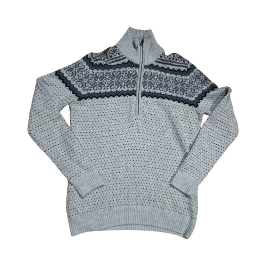 Fjällräven stickad tröja för dam i ljusblått med grått och svart nordiskt mönster. Tröjan har en hög krage med kvartsdragkedja och är fotograferad platt mot en vit bakgrund.