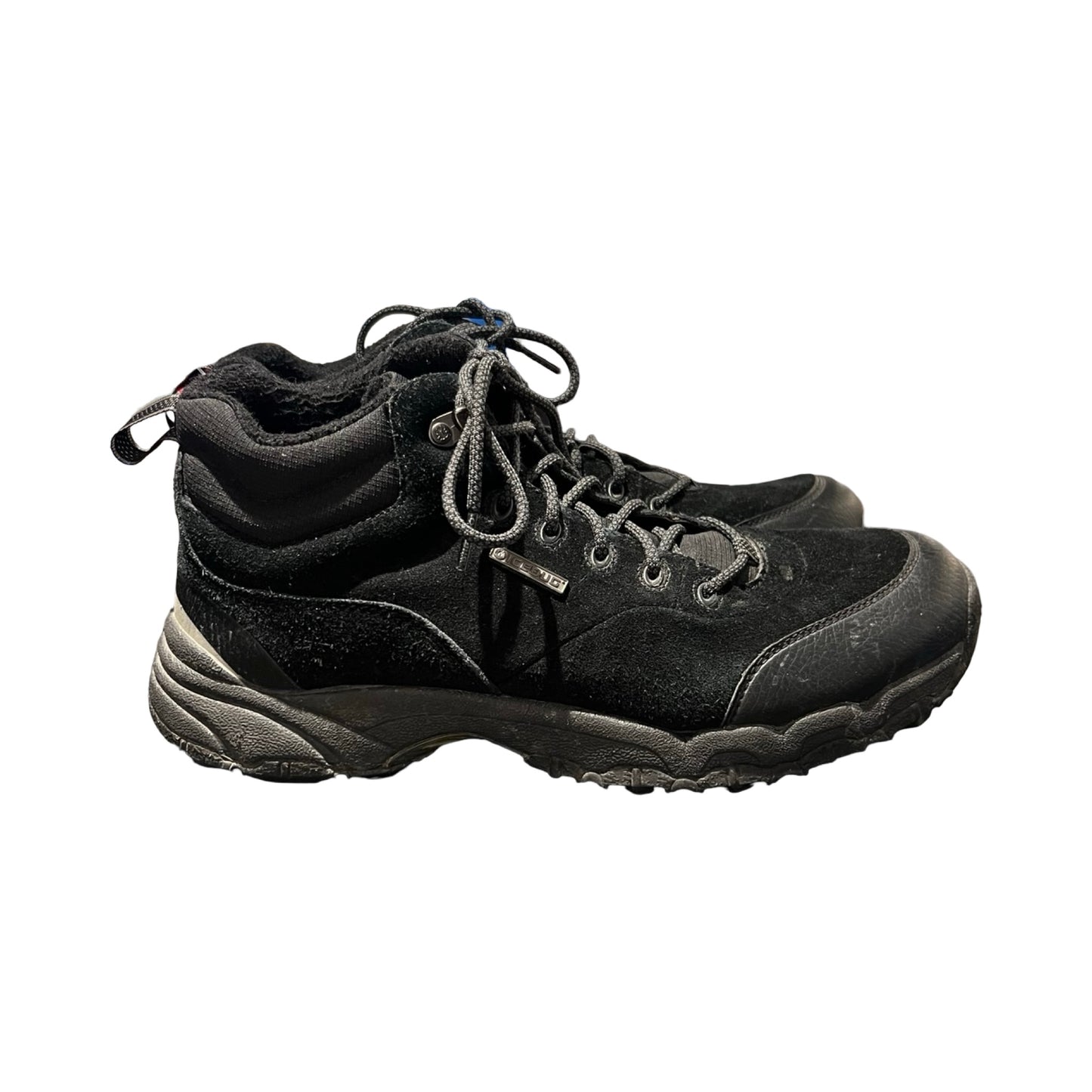 Ett par svarta Icebug Creek3 vandringskängor för herr. Kängorna är fotograferade från sidan mot en vit bakgrund.