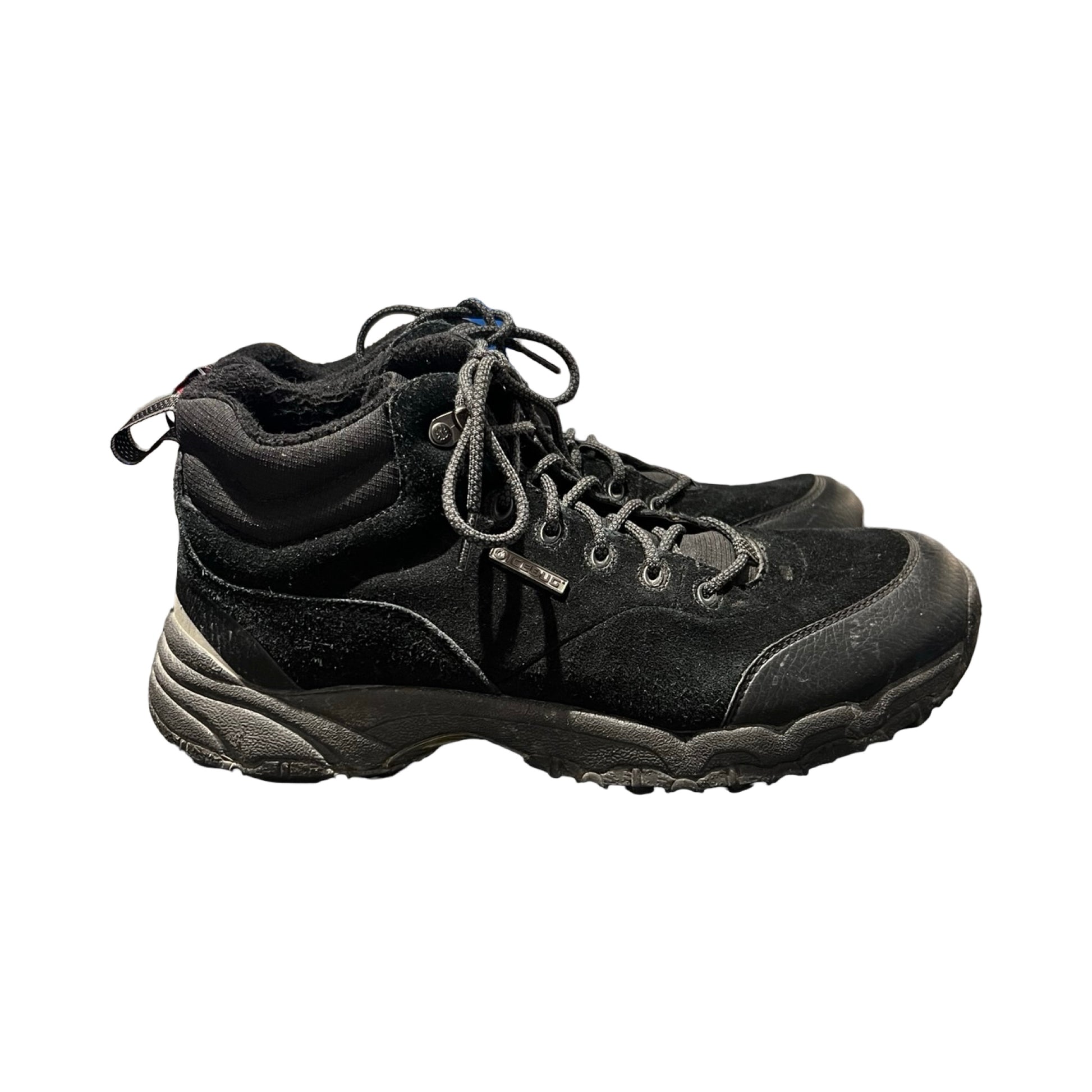 Ett par svarta Icebug Creek3 vandringskängor för herr. Kängorna är fotograferade från sidan mot en vit bakgrund.