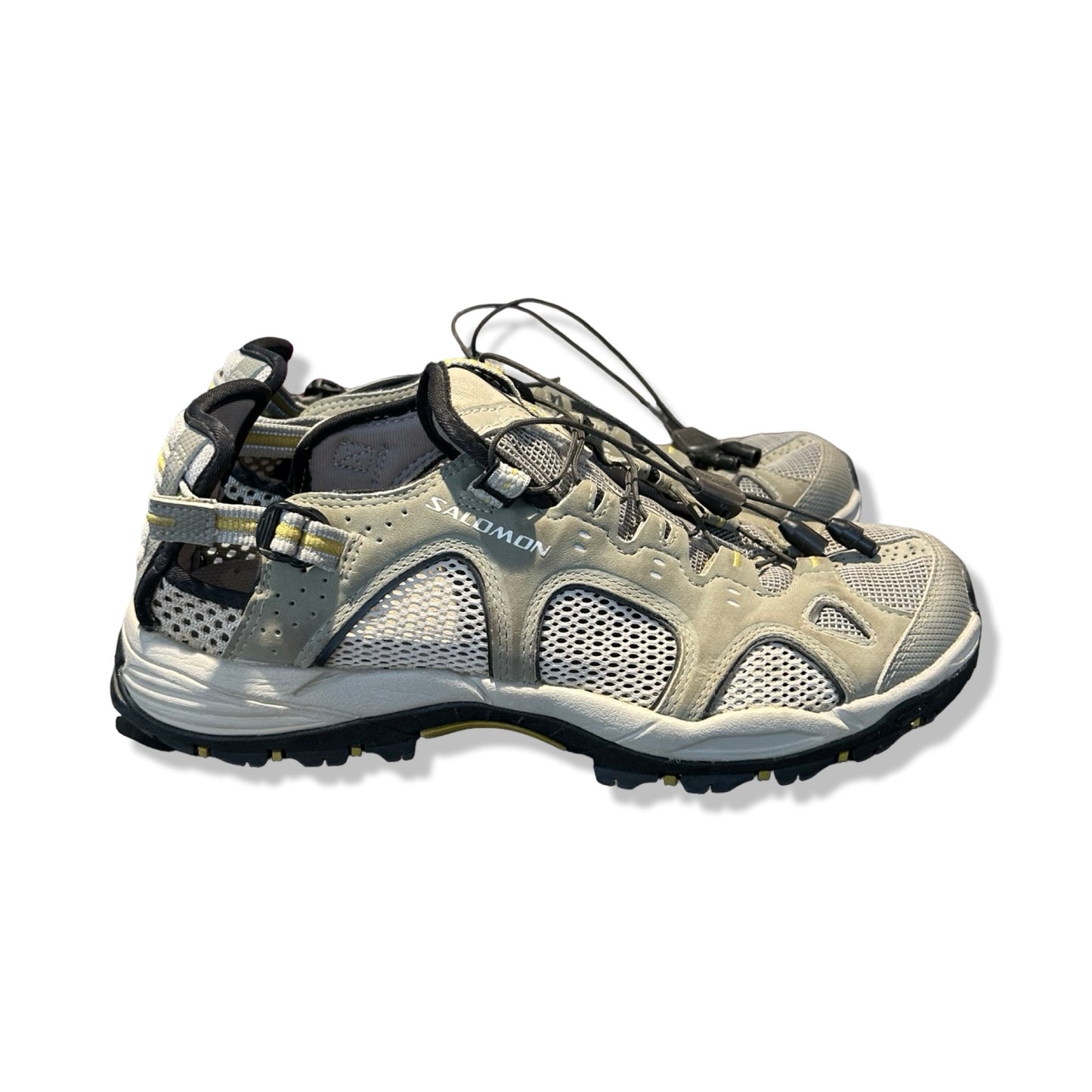 Salomon Techamphibian 5 herrsandaler i grön/beige mesh, fotograferade från sidan mot en vit bakgrund.