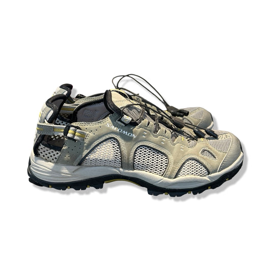 Salomon Techamphibian 5 herrsandaler i grön/beige mesh, fotograferade från sidan mot en vit bakgrund.