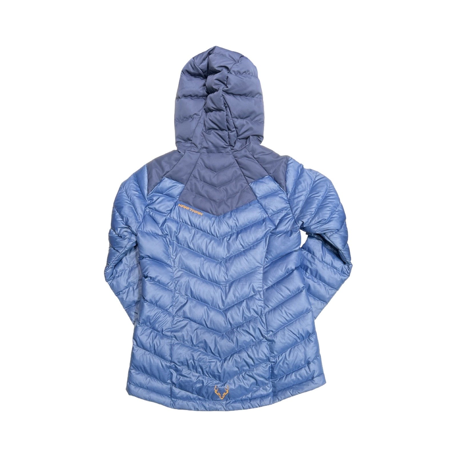 Baksidan av Kari Traa Voss Line Backflip skidjacka för dam i blått. Jackan är quiltad, har huva och är fotograferad platt mot en vit bakgrund.