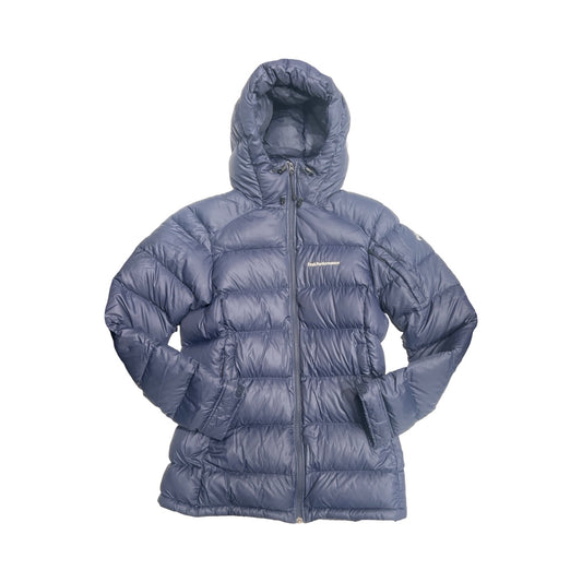 Peak Performance Frost dunjacka för dam i marinblå. Jackan har huva och heldragen dragkedja och är fotograferad platt mot en vit bakgrund.