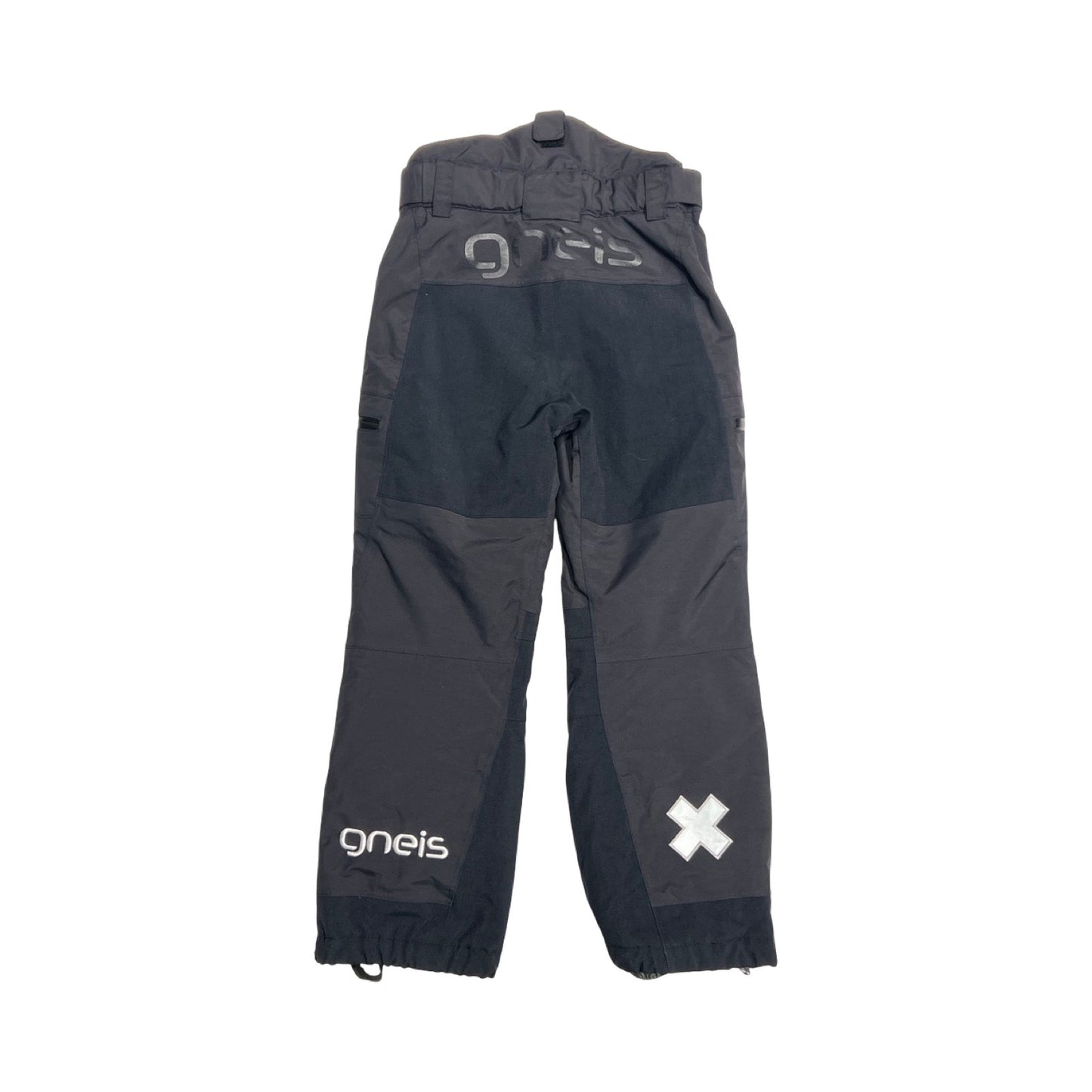 Baksidan av Gneis Gizmo Slim skidbyxa för barn i svart, fotograferad mot en vit bakgrund.