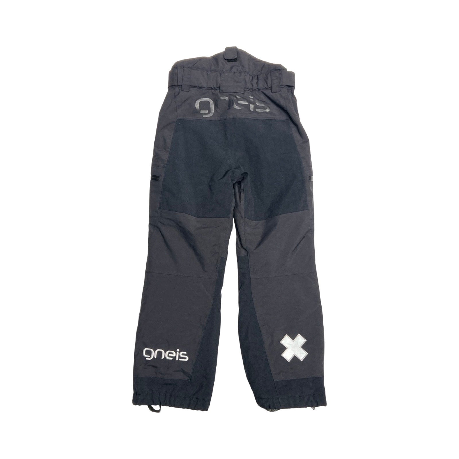 Baksidan av Gneis Gizmo Slim skidbyxa för barn i svart, fotograferad mot en vit bakgrund.