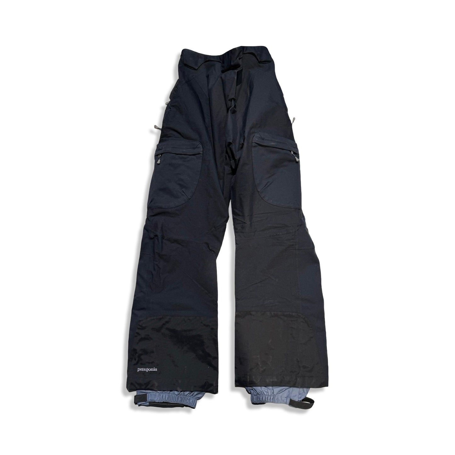 Patagonia skidbyxor för dam i svart, fotograferade framifrån mot en vit bakgrund.