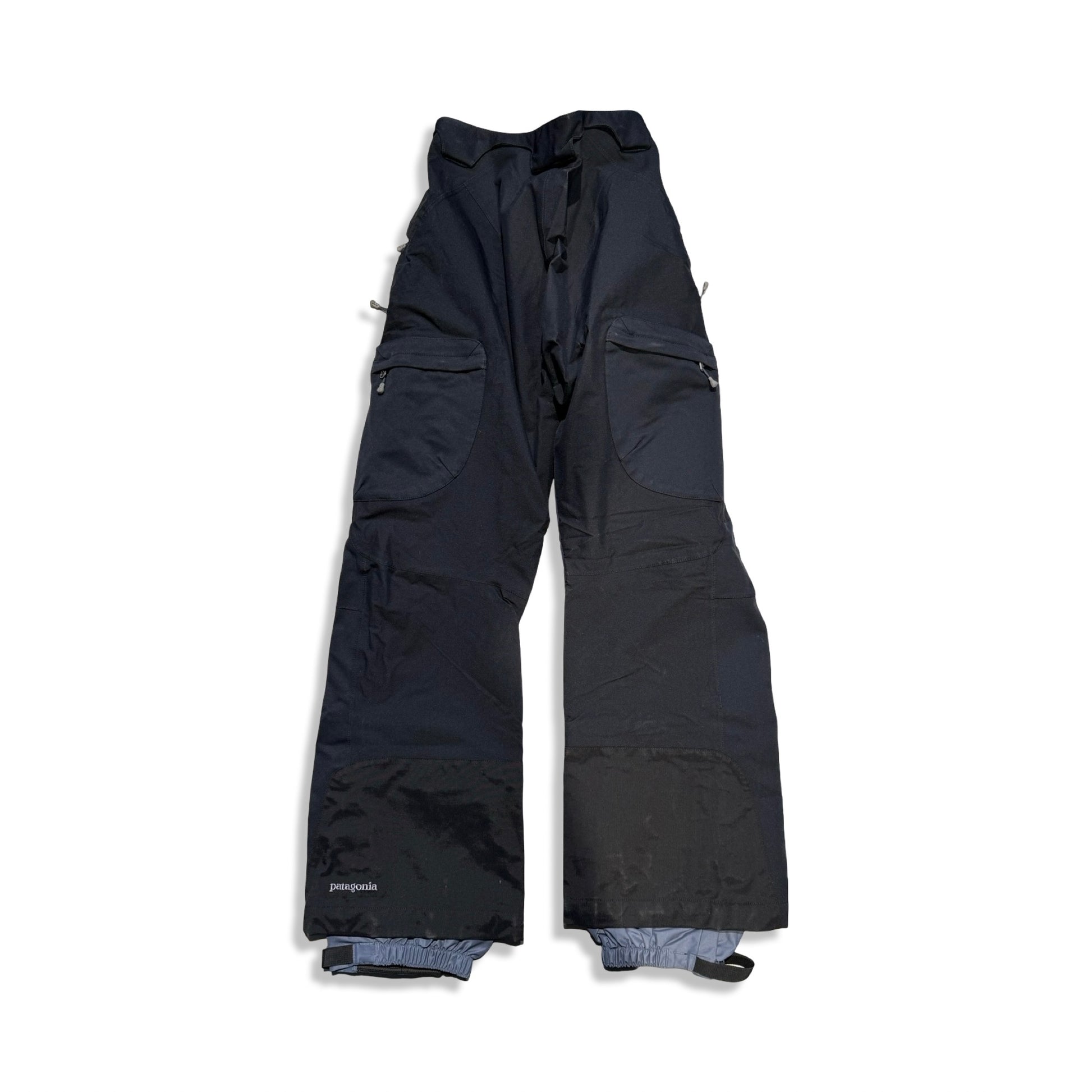 Patagonia skidbyxor för dam i svart, fotograferade framifrån mot en vit bakgrund.