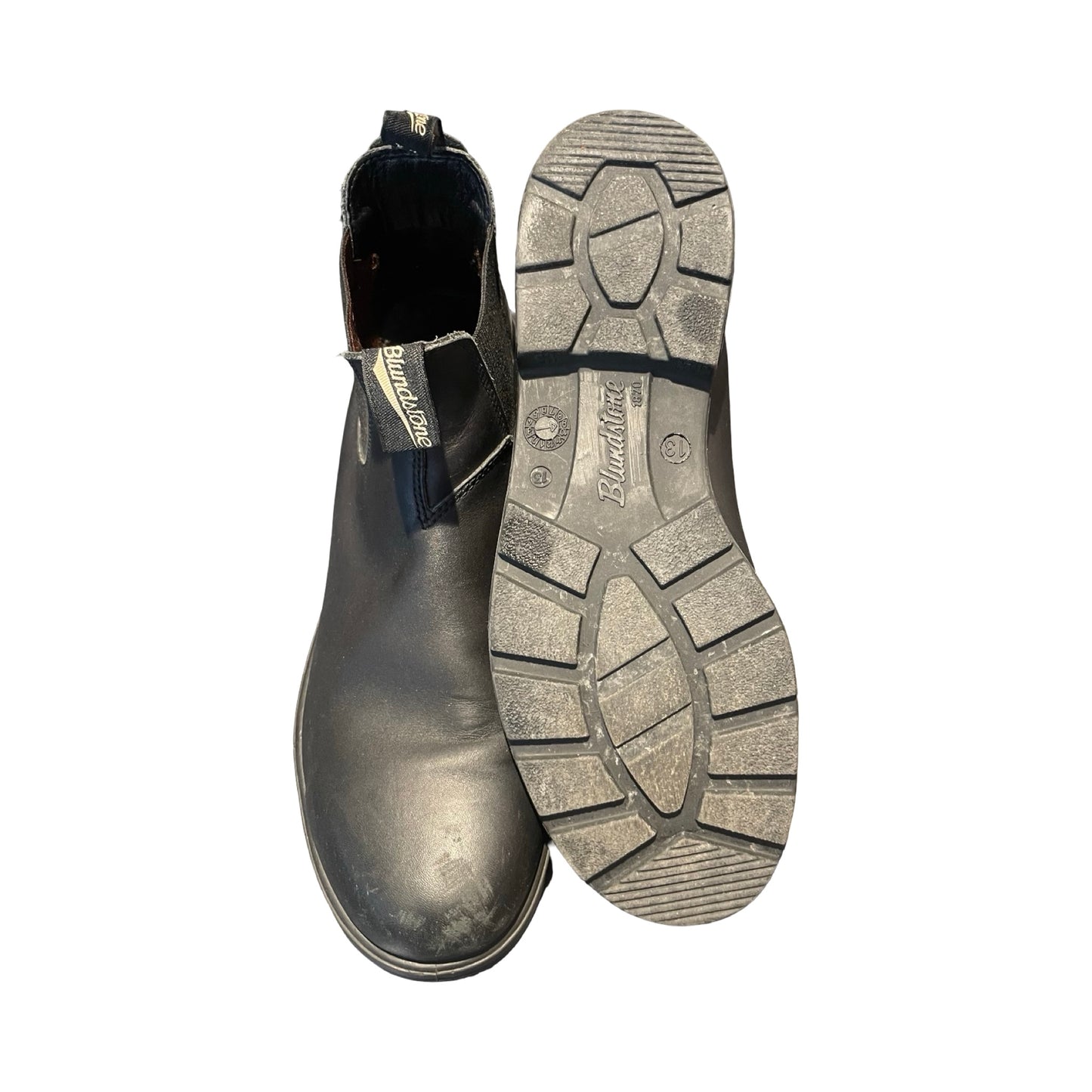 Blundstone 510 Voltan kängor för herr i svart läder, en känga visas framifrån och den andra visar sulan.