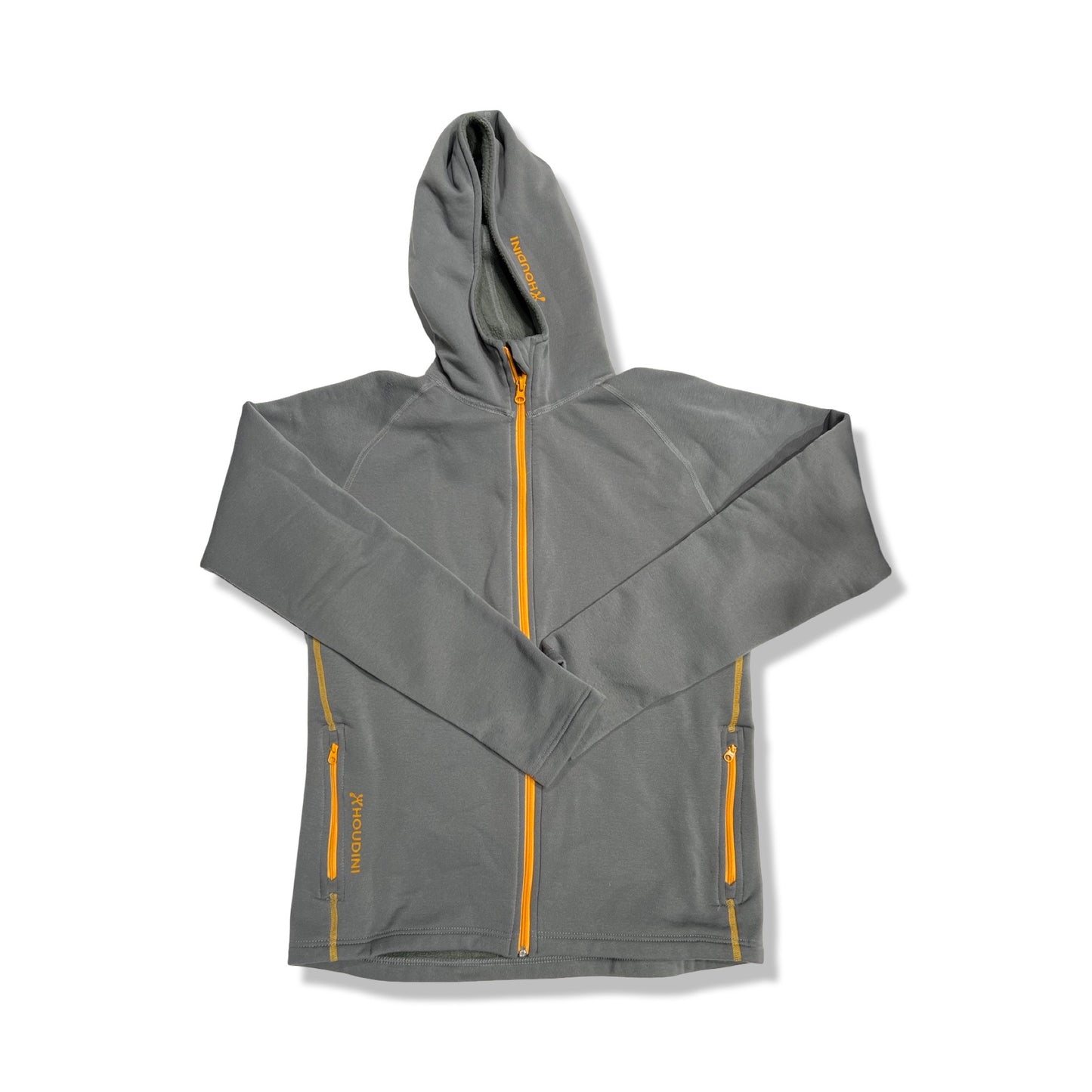 Houdini Power Houdi fleecehoodie för barn i grått med orangea detaljer. Tröjan har huva och heldragen dragkedja och är fotograferad platt mot en vit bakgrund.