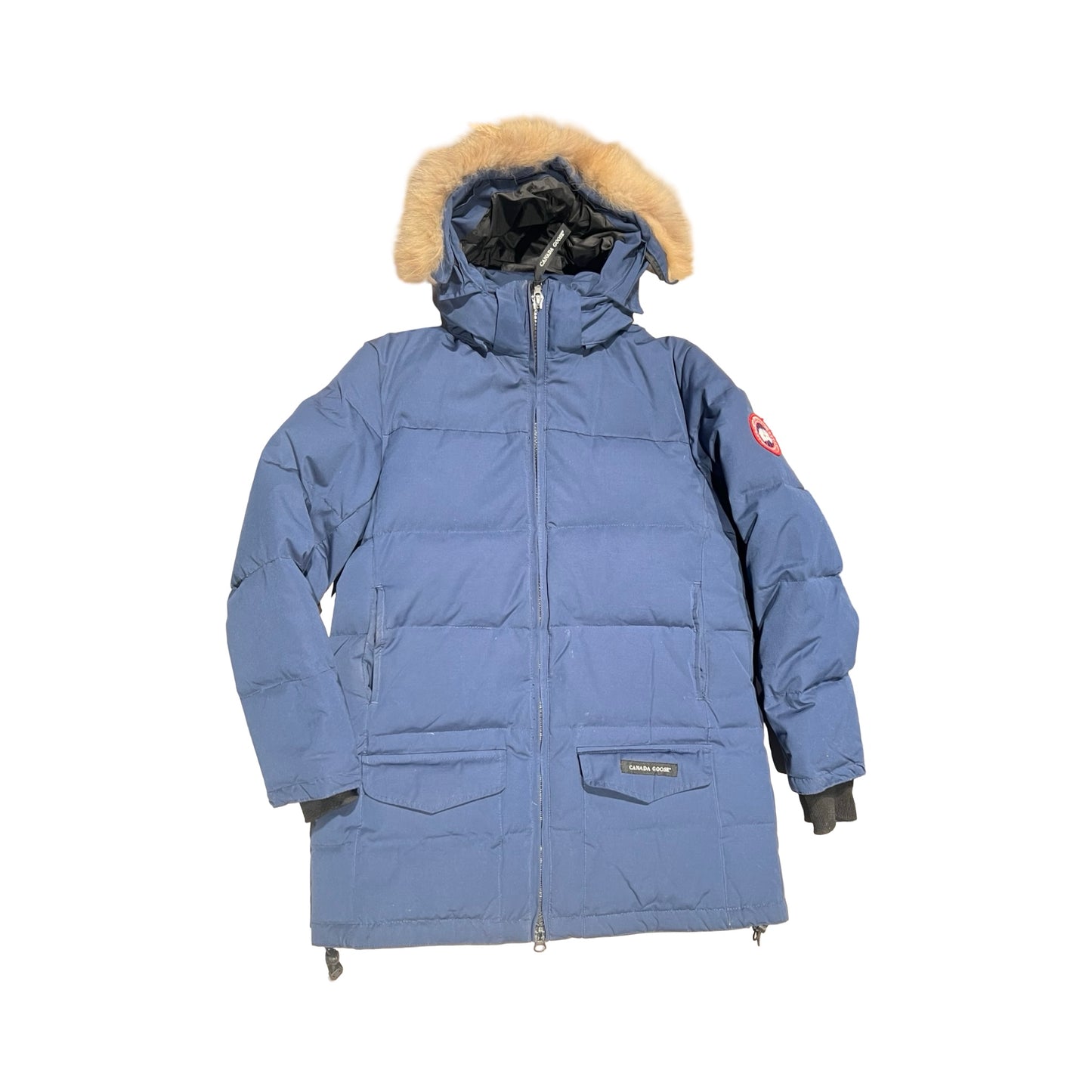 Canada Goose Carson Parkas för herr i marinblått. Jackan har en huva med pälskant och är fotograferad framifrån mot en vit bakgrund.