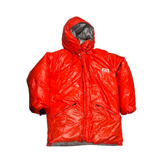 Mountain Equipment funktionsjacka för unisex i en glansig röd färg. Jackan har huva och är fotograferad framifrån mot en vit bakgrund.