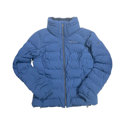 Peak Performance Velaero dunjacka för dam i blått. Jackan har en hög krage och heldragen dragkedja och är fotograferad platt mot en vit bakgrund.